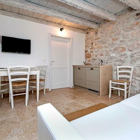 Apartments Casa Roccia Bianca Ровин Екстериор снимка