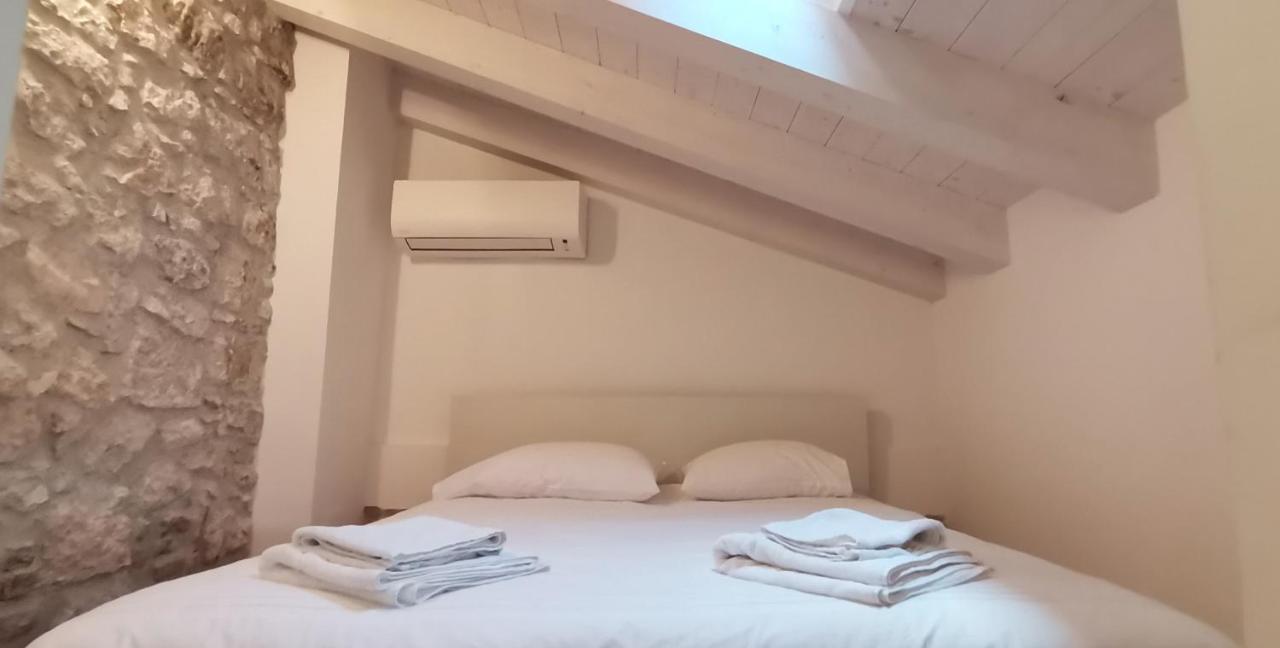 Apartments Casa Roccia Bianca Ровин Екстериор снимка