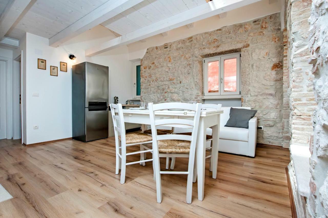 Apartments Casa Roccia Bianca Ровин Екстериор снимка