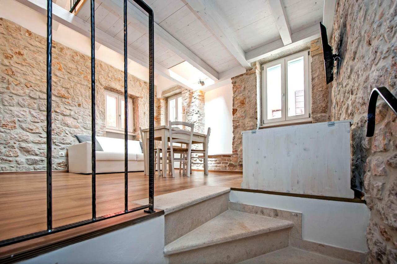 Apartments Casa Roccia Bianca Ровин Екстериор снимка