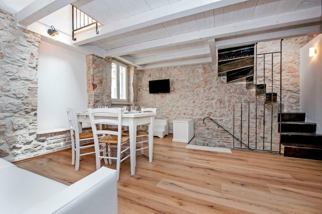 Apartments Casa Roccia Bianca Ровин Екстериор снимка