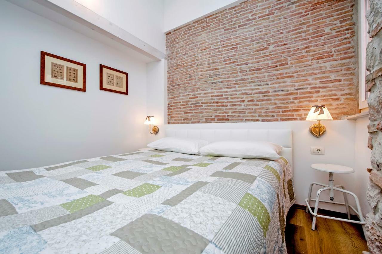 Apartments Casa Roccia Bianca Ровин Екстериор снимка