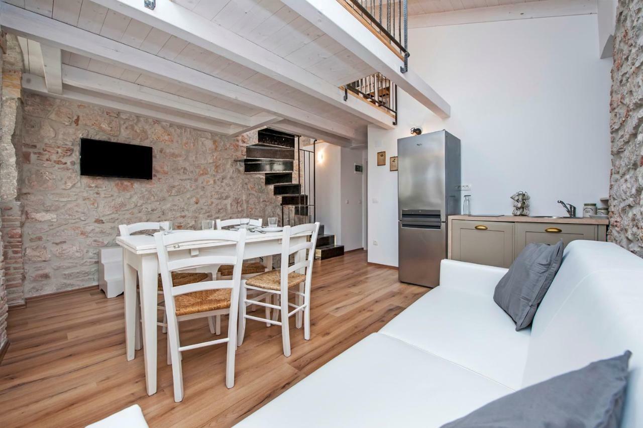 Apartments Casa Roccia Bianca Ровин Екстериор снимка