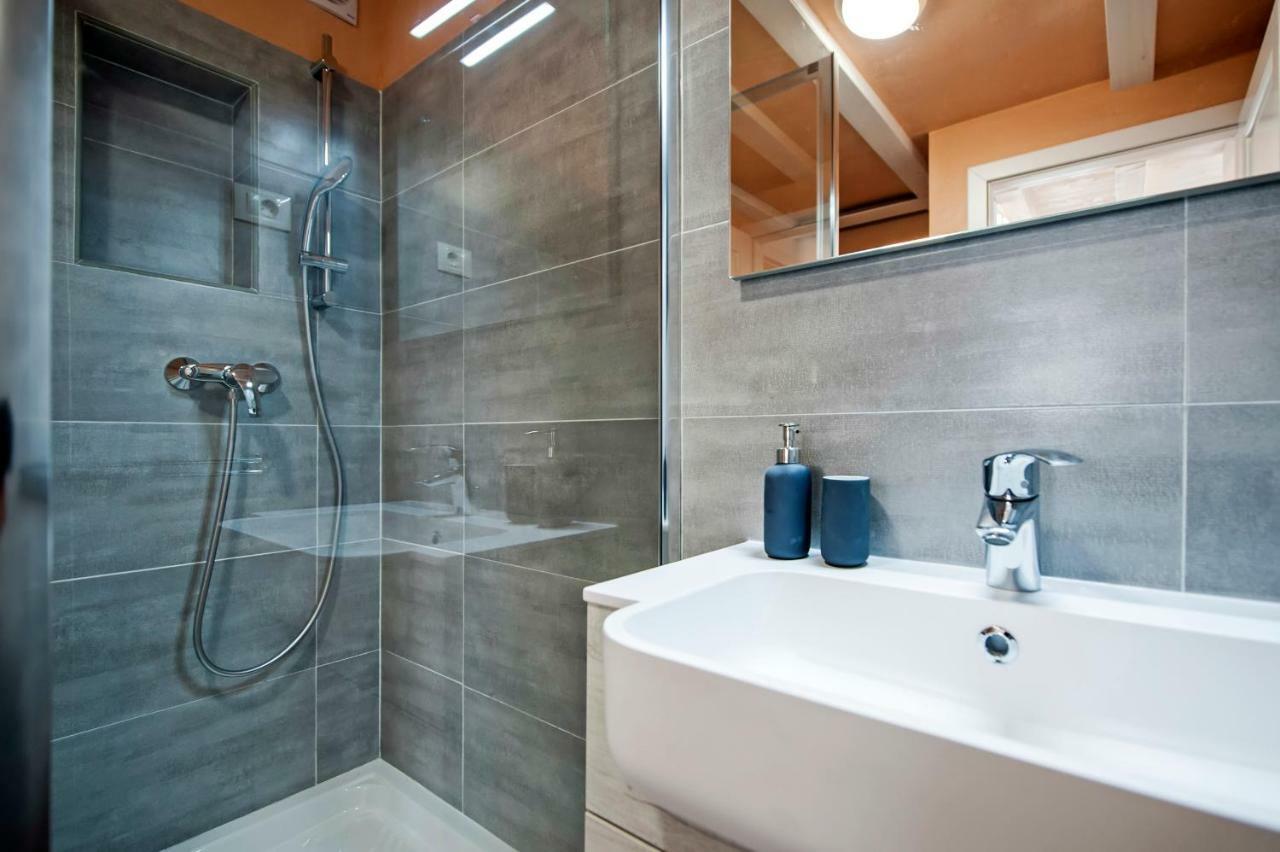 Apartments Casa Roccia Bianca Ровин Екстериор снимка