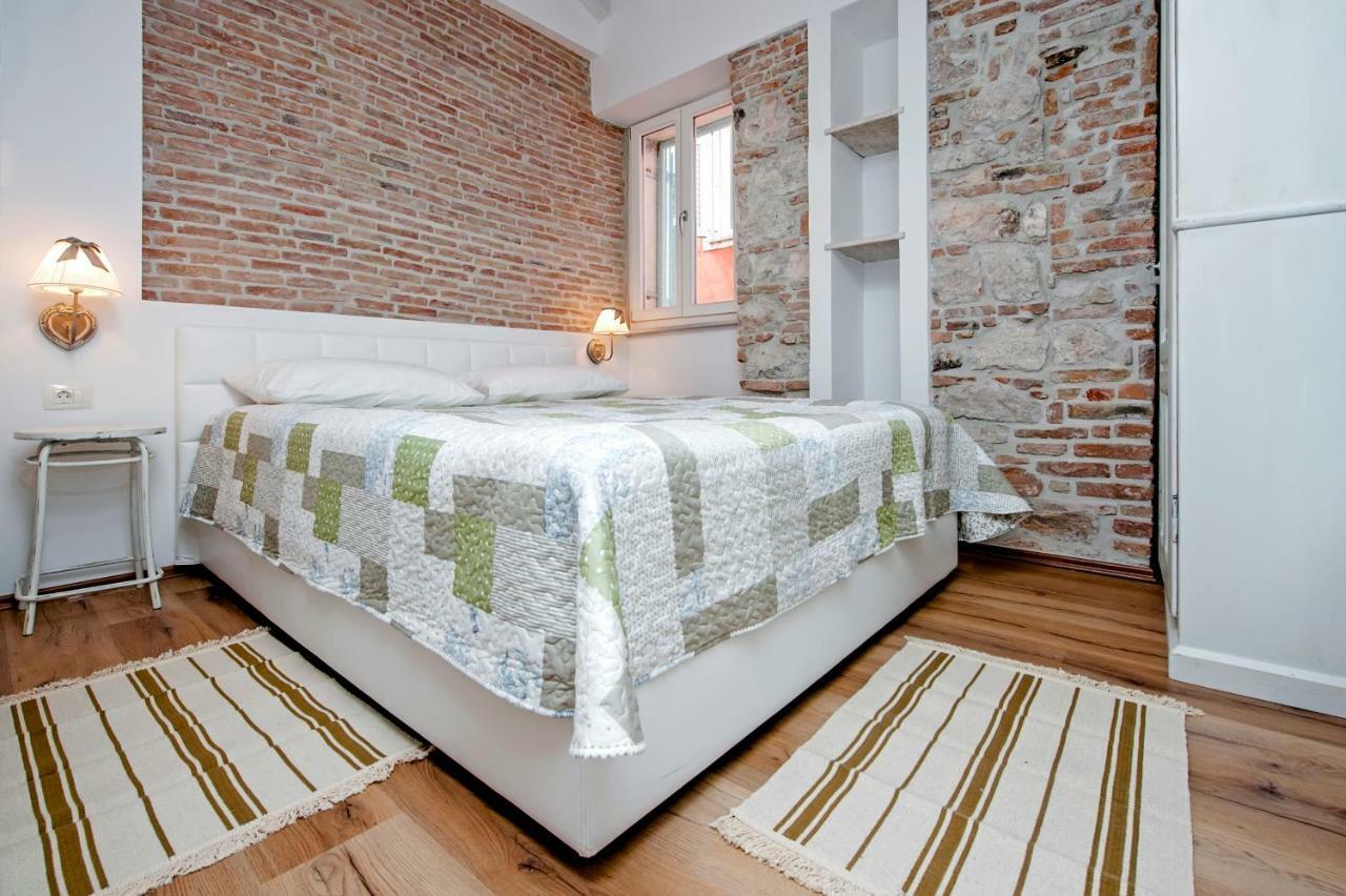 Apartments Casa Roccia Bianca Ровин Екстериор снимка