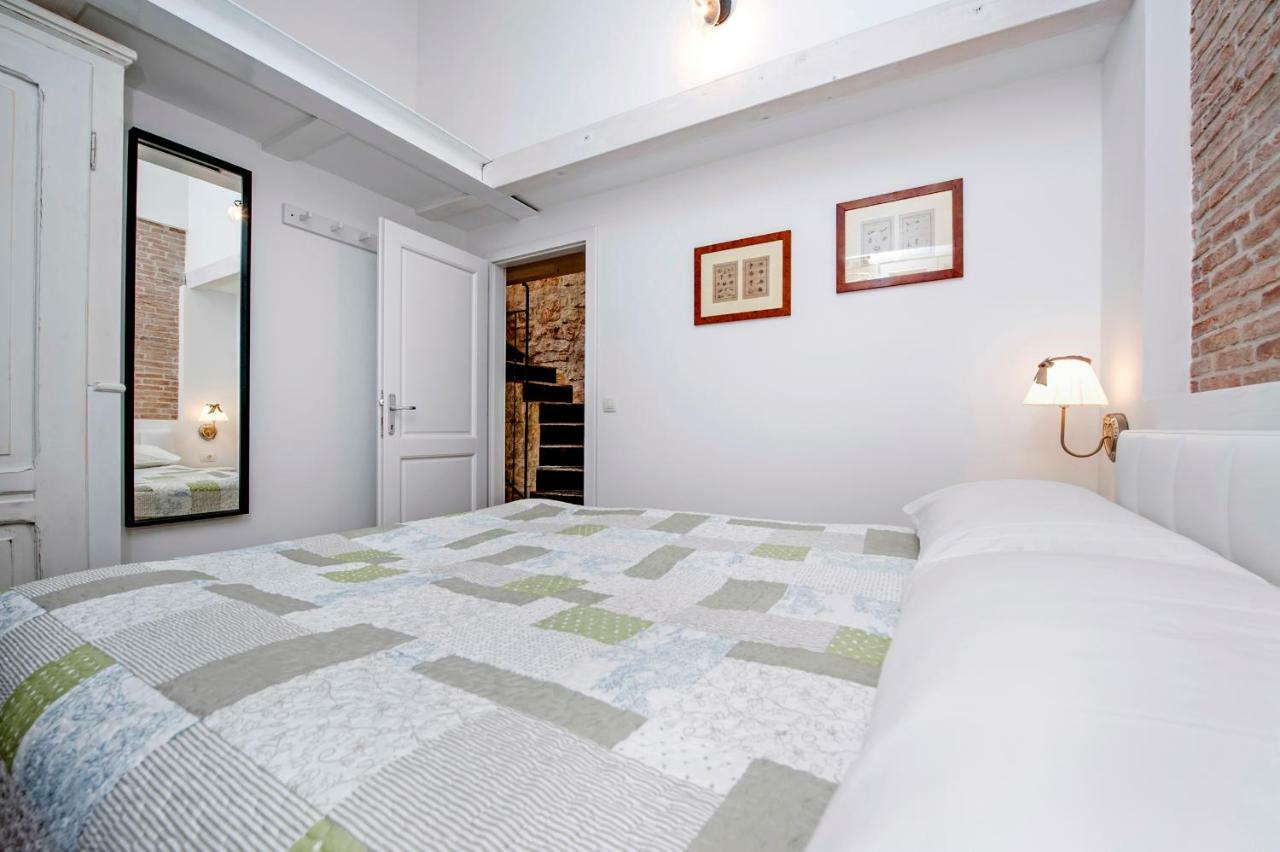 Apartments Casa Roccia Bianca Ровин Екстериор снимка