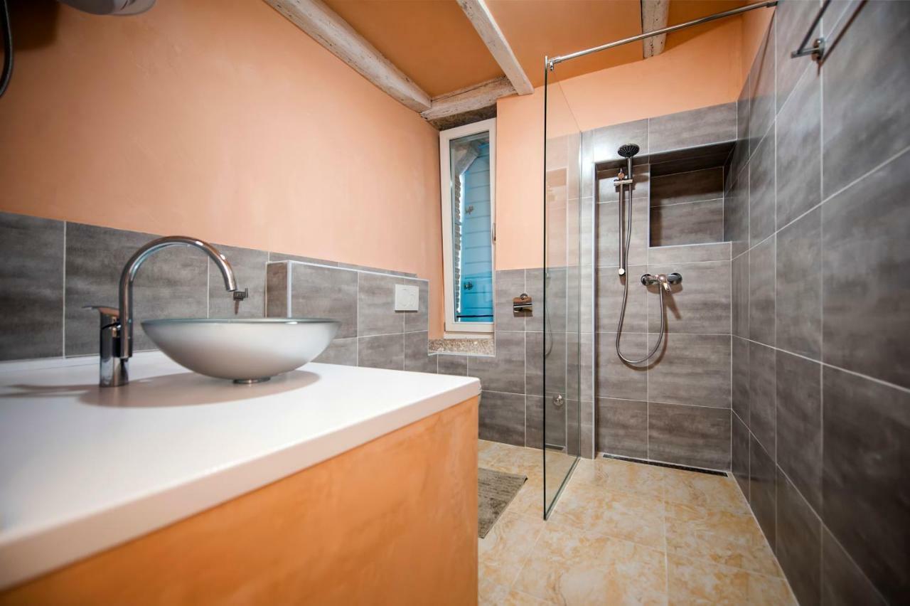 Apartments Casa Roccia Bianca Ровин Екстериор снимка
