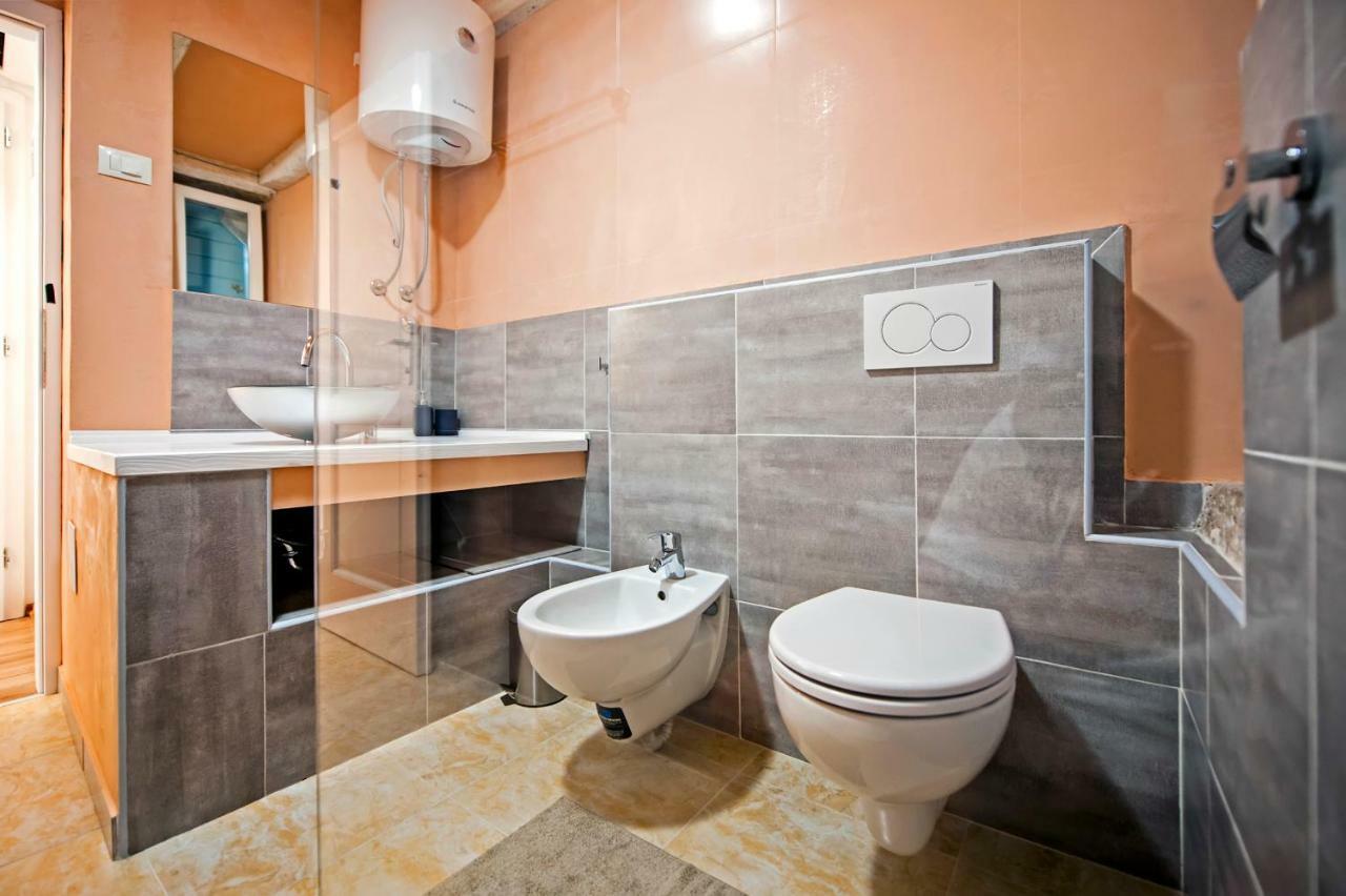 Apartments Casa Roccia Bianca Ровин Екстериор снимка