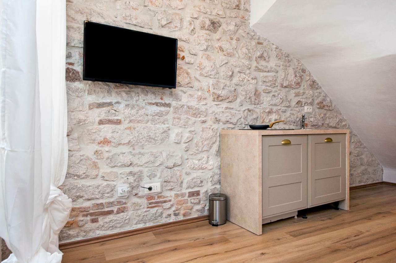 Apartments Casa Roccia Bianca Ровин Екстериор снимка
