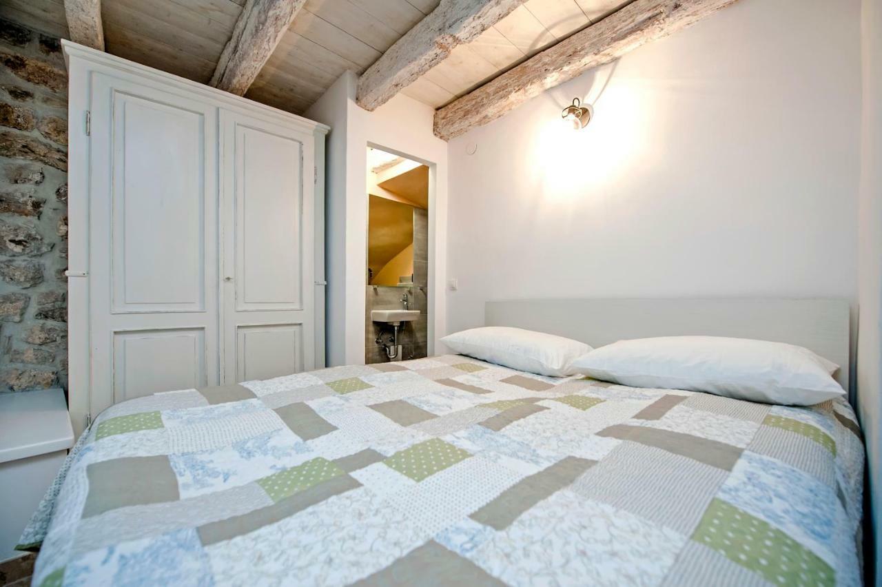 Apartments Casa Roccia Bianca Ровин Екстериор снимка