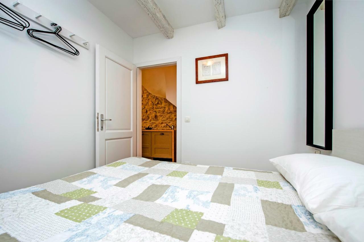 Apartments Casa Roccia Bianca Ровин Екстериор снимка