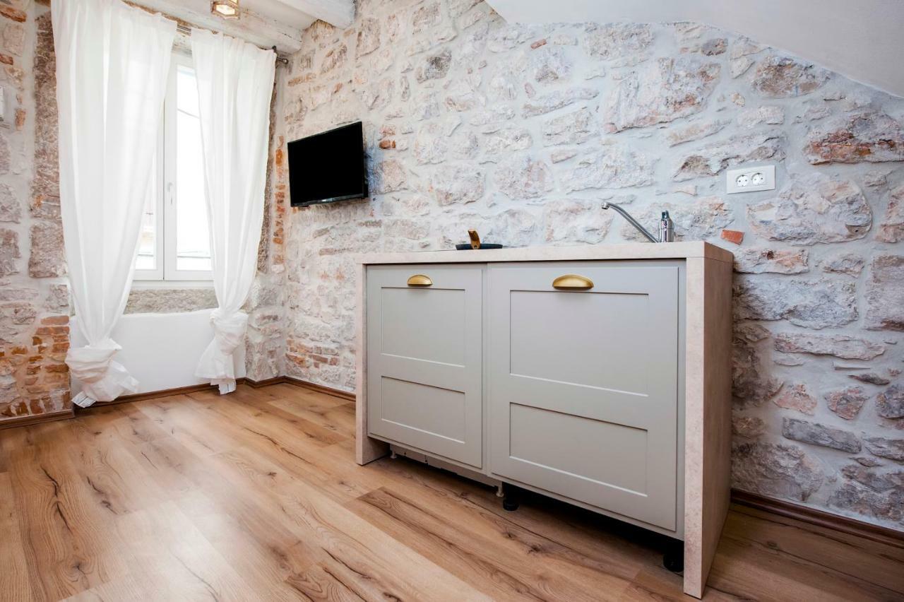 Apartments Casa Roccia Bianca Ровин Екстериор снимка