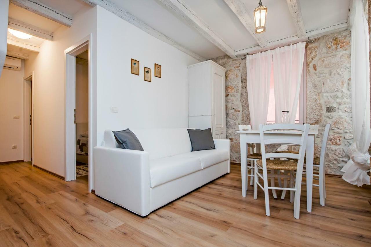 Apartments Casa Roccia Bianca Ровин Екстериор снимка