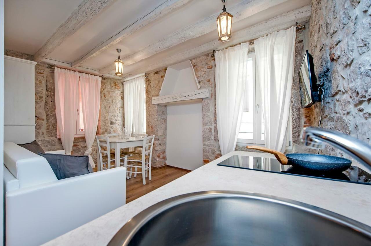 Apartments Casa Roccia Bianca Ровин Екстериор снимка