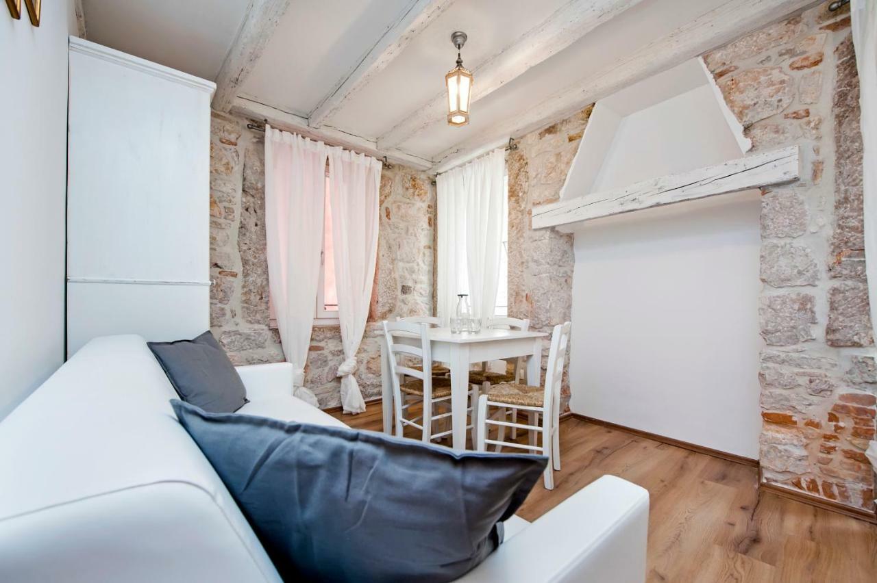 Apartments Casa Roccia Bianca Ровин Екстериор снимка
