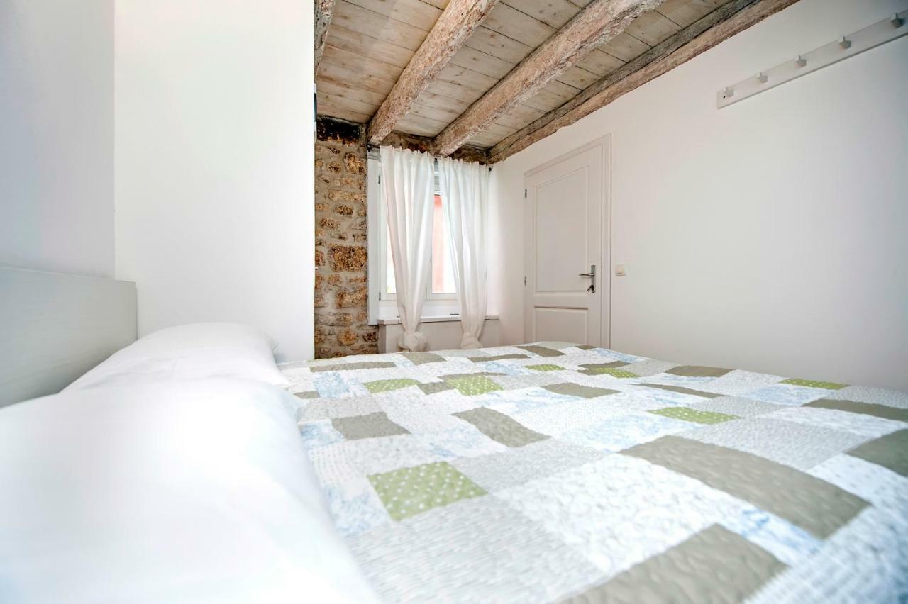 Apartments Casa Roccia Bianca Ровин Екстериор снимка
