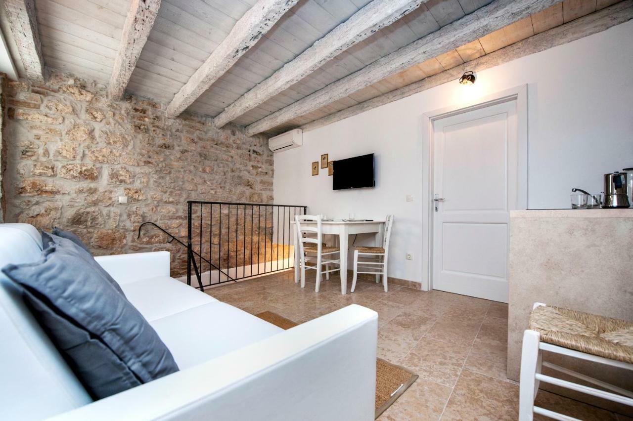 Apartments Casa Roccia Bianca Ровин Екстериор снимка