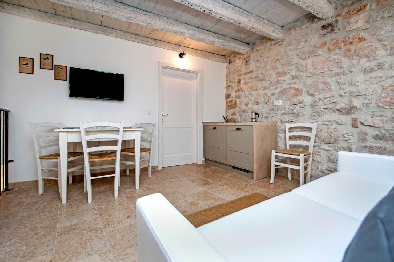 Apartments Casa Roccia Bianca Ровин Екстериор снимка