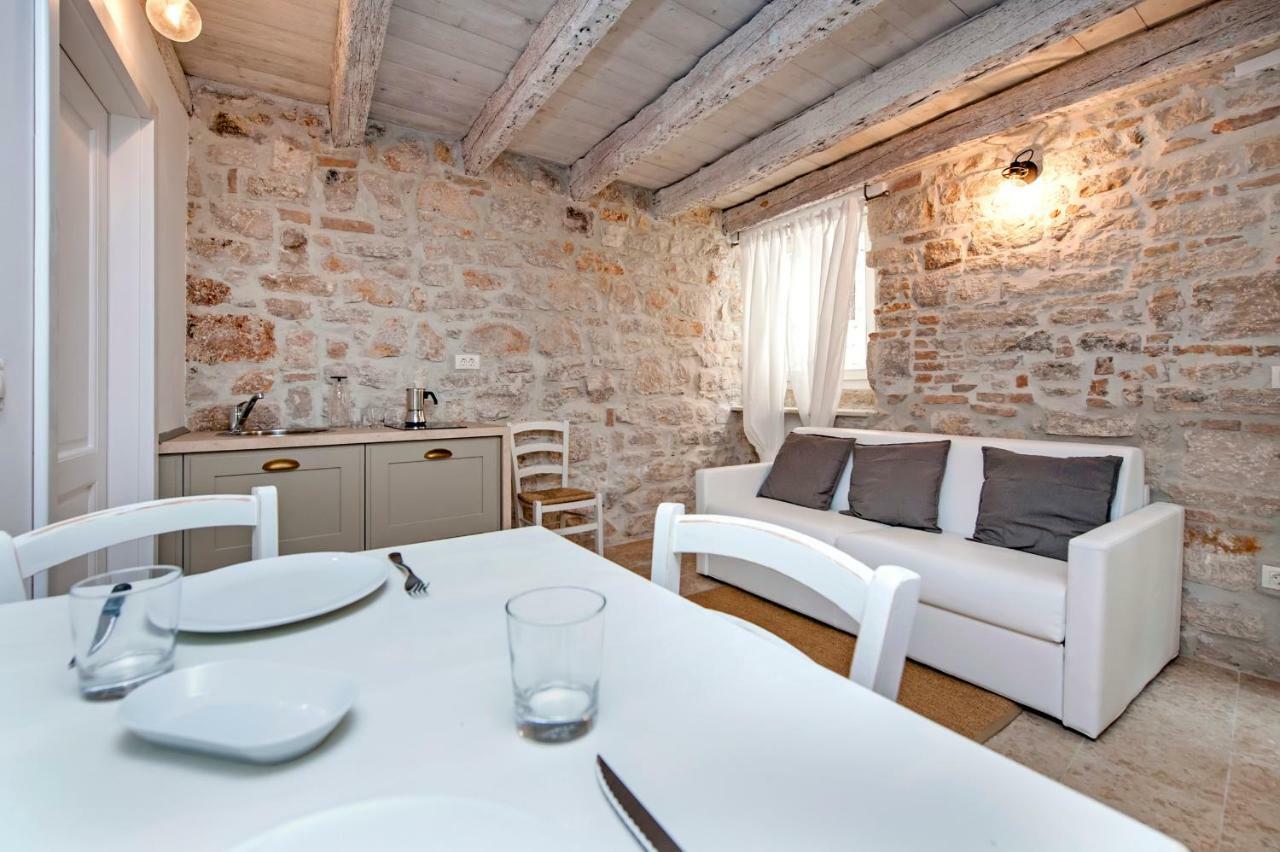 Apartments Casa Roccia Bianca Ровин Екстериор снимка